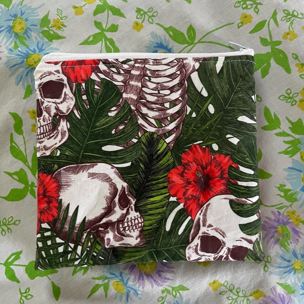 Hawaiian Skulls Pouch